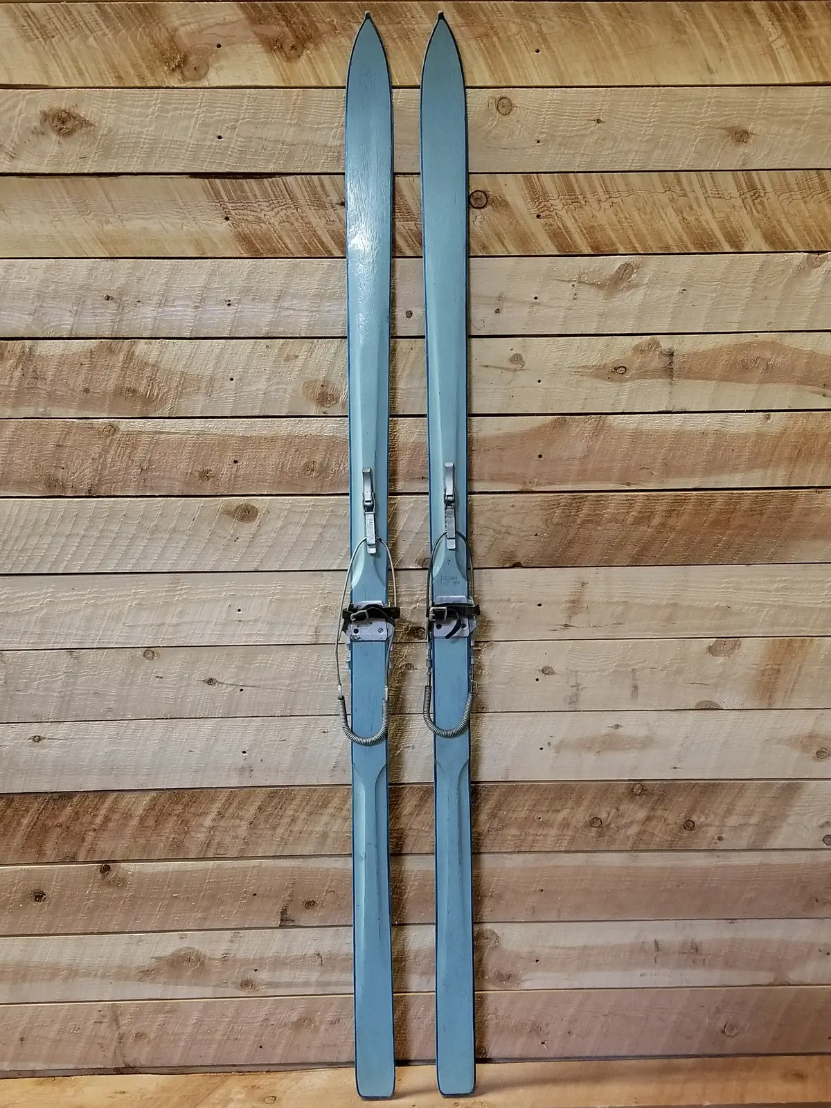 Vintage Skis For Cabin Decor 1