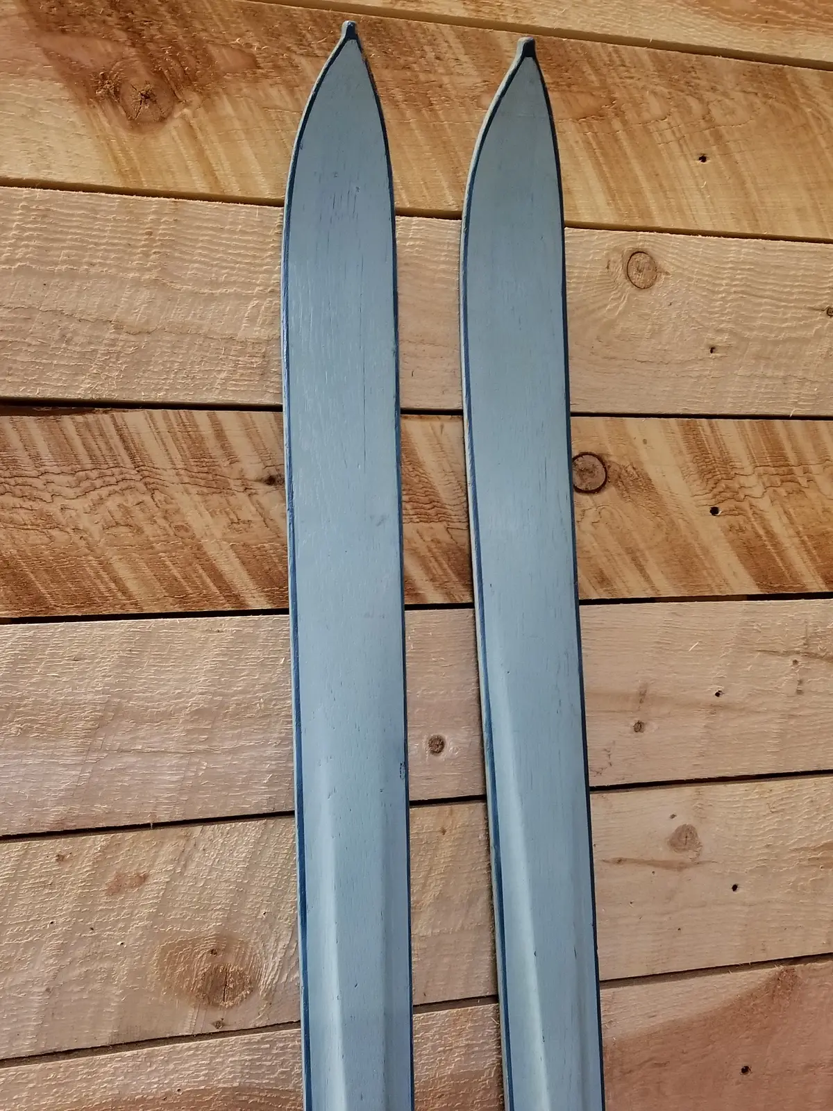 Vintage Skis For Cabin Decor 2