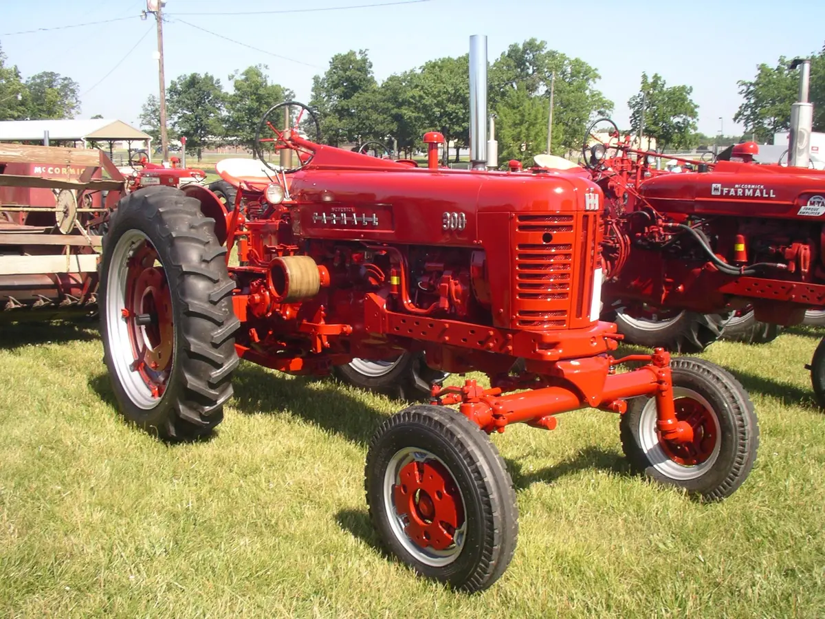 Case Ih 300 Tractor Official Operator's Manual 1