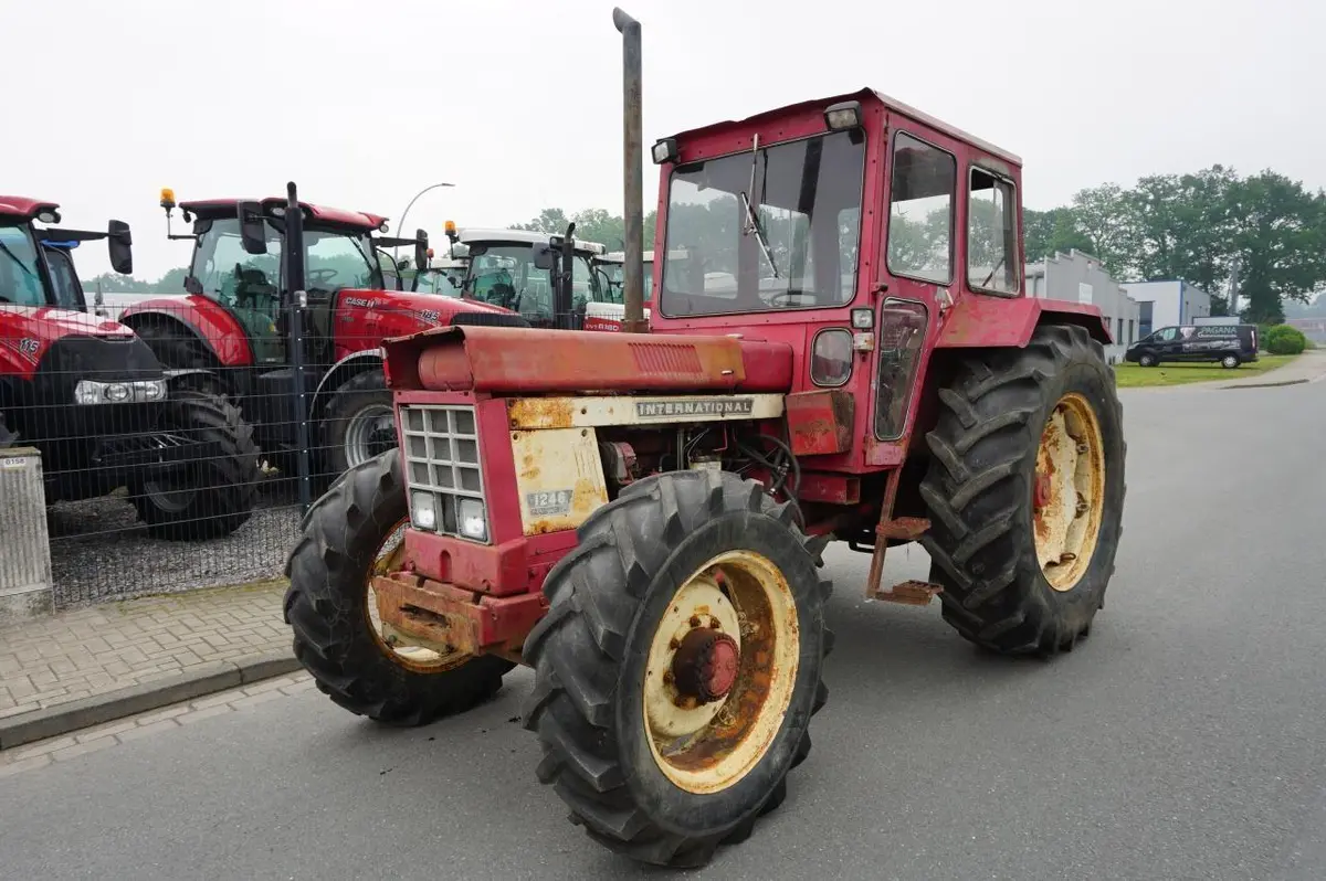Case Ih International 946 1046 & 1246 Tractors Official Operator's Manual 1