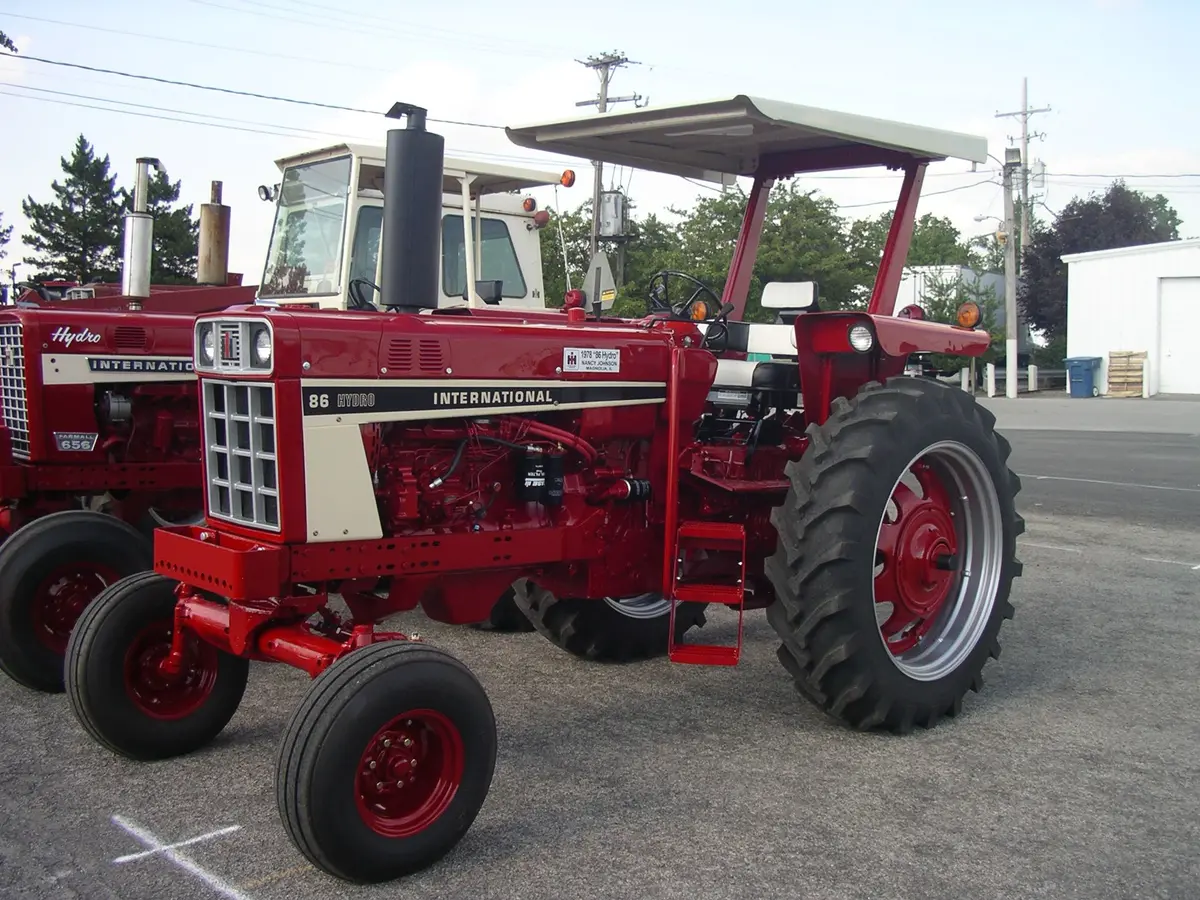 Case Ih 686 & Hydro 86 Tractors Official Operator's Manual 1