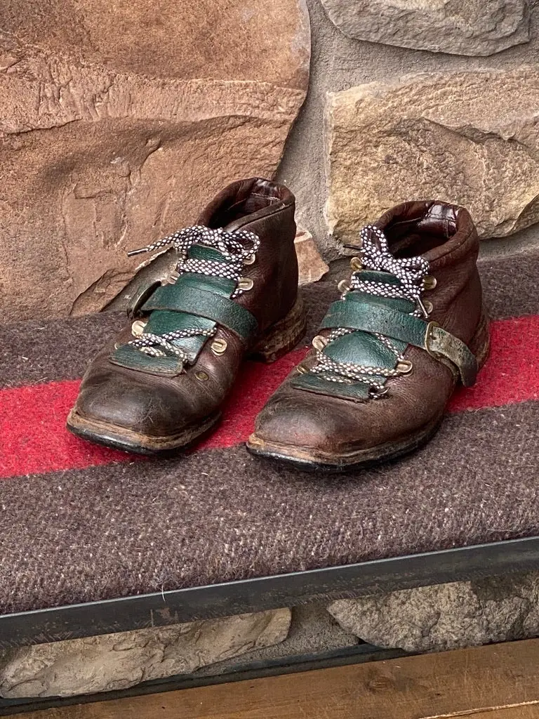 Leather Ski Boots With Green Tongue 1