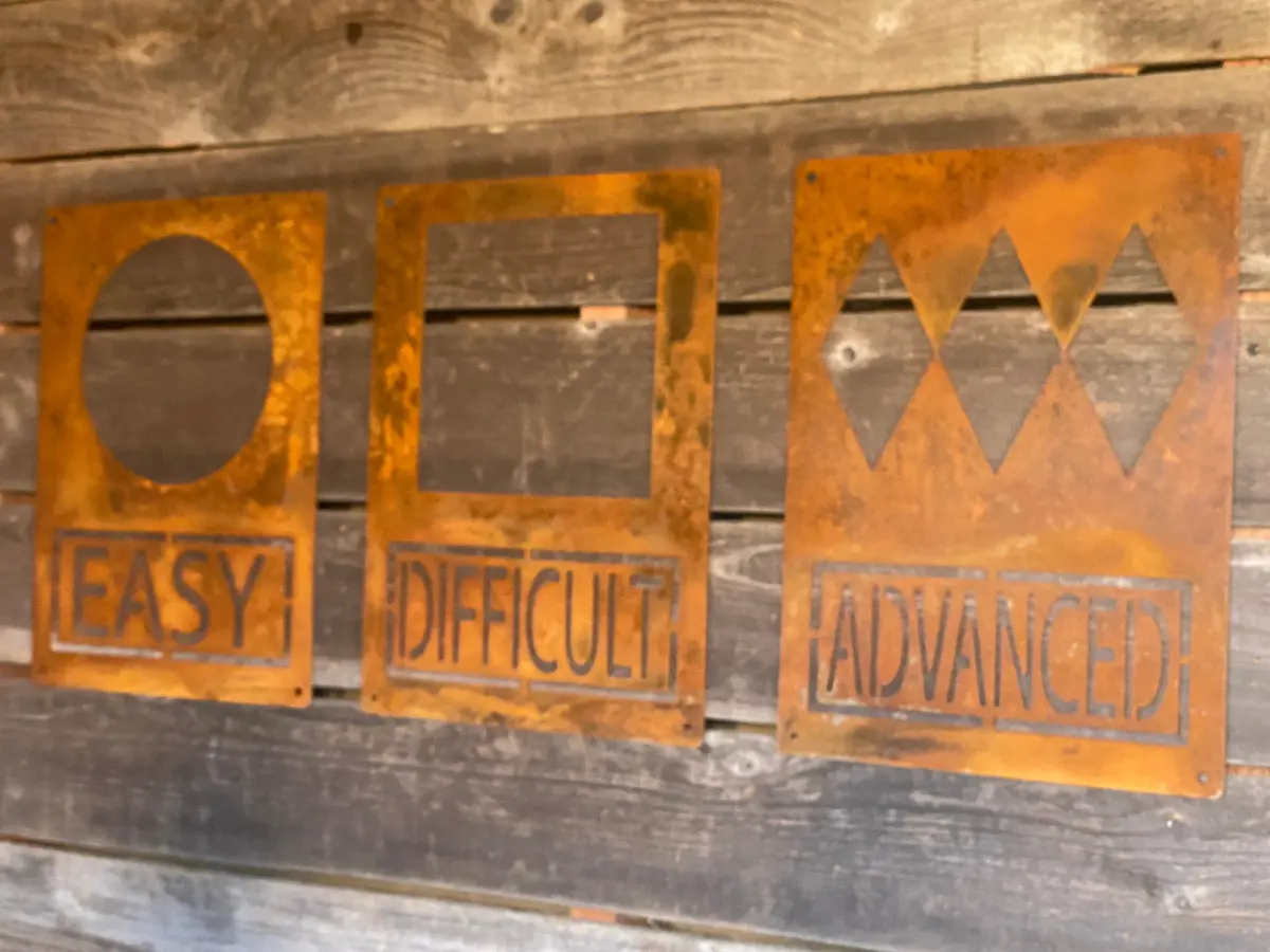 Metal Ski Decor - Wall Art - Easy Difficult Advanced 1