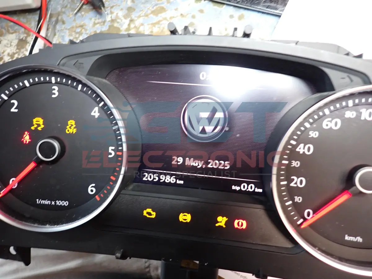 Vw Tiguan Cluster Repair  - No Power On 1